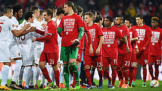 Unterstützung für Holger Badstuber: Die Bayern beim Einlaufen in Augsburg © 2016 Getty Images