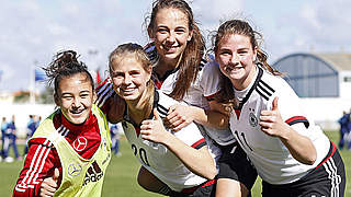 Daumen hoch für das Nachbarschaftsduell: Die U 16-Juniorinnen treffen auf Österreich © 2016 Getty Images