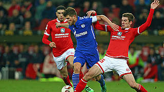 Verletzt sich im Spiel gegen Schalke und fällt aus: Stefan Bell (r.) von Mainz © 2016 Getty Images