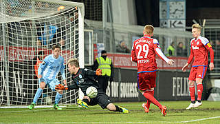 Zieht die Bälle magnetisch an: Kickers-Keeper Sattelmaier ist nicht zu überwinden © 2016 Getty Images