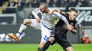 Harter Fight: Drmic und Regäsel duellieren sich um den Ball © 2016 Getty Images