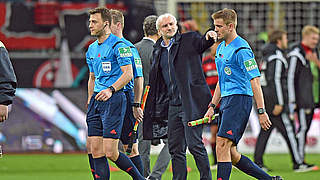Wegen unsportlichen Verhaltens zu 10.000 Euro Geldstrafe verurteilt: Rudi Völler (M.) © imago/Team 2
