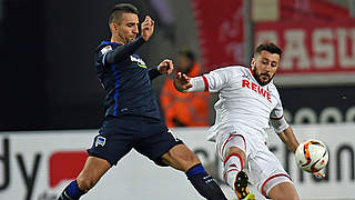 Von Dominic Maroh bedrängt: Herthas Torschütze Vedad Ibisevic (l.) © 2016 AFP/GettyImages