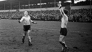 Schießt das goldene Tor zum BVB-Sieg gegen Atletico Madrid 1966: Lothar Emmerich (r.) © imago/Werner Otto 