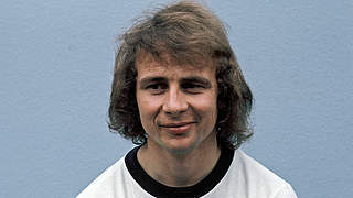 Weltmeister 1974, DFB-Pokalsieger 1974, 1975 und 1981, UEFA-Pokalsieger 1980: Bernd Hölzenbein gewann in seiner langen Karriere viele Titel. DFB.de stellt die Frankfurter Legende in einer Bildergalerie vor. © 