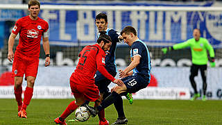 Saisontore 14 und 15: Bochums Stürmer Simon Terodde (r.) gegen Bielefelds David Ulm © 2016 Getty Images