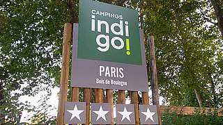 Türschild: Auf dem Camping-Platz Indigo Paris wird das Fan-Camp eingerichtet  © Fan Club