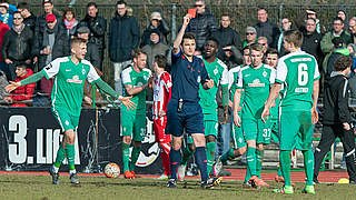 Wegen eines rohen Spiels gegen den Gegner gesperrt: Bremens Björn Rother (r.) © imago/foto2press