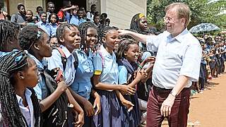 Zu Besuch: Der 1. DFB-Vizepräsident Dr. Rainer Koch in den Ländern Mosambik und Namibia  © Antonio Silva