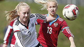 Deutschland-Russland 3:0 (1:0): Das Leder im Visier: Deutschlands Verteidigerin Caroline Siems (l.) und Wiktorija Schkoda © Getty Images