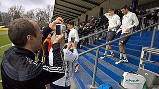 Nah dran: Fan Club-Mitglied Sven Volz macht Fotos beim Training der DFB-Auswahl © Fan Club