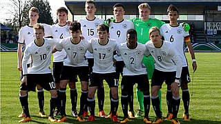 Deutschlands U17-Nationaltrainer Meikel Schoenweitz beruft gegen Bulgarien diese Startelf auf das Feld.  © 2016 Getty Images