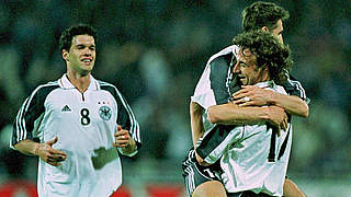 4:2 trotz Unterzahl: Die Torschützen Ballack, Klose und Bode (v.l.) jubeln 2001 in Athen © BONGARTS