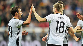 Jubiläum in München: Mario Götze (l.) trifft im 50. Länderspiel zum 2:0 gegen Italien © 2016 Getty Images