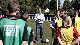 Gibt in Mainz den Startschuss für die Fußballabzeichen-Saison 2016: Reinhard Grindel © 2015 Getty Images