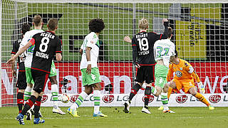 Führungstreffer für Bayer 04: Julian Brandt (Nr. 19) zielt ganz genau © 2016 Getty Images