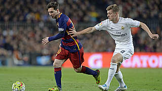 Ausgeglichenes Duell: Toni Kroos (r.) im Zweikampf mit Barcas Lionel Messi © 2016 Getty Images