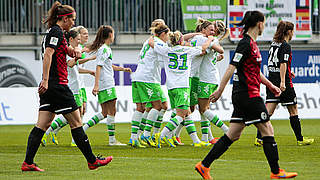 Die Titelverteidigerinnen jubeln wieder: der VfL Wolfsburg um Alexandra Popp (4.v.r.) © Jan Kuppert