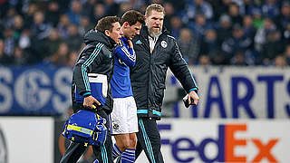 Erneut an der Schulter verletzt: Schalkes Leon Goretzka (M.) © 2016 Getty Images