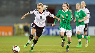 Setzt sich gegen Evelyn Daly durch: DFB-Stürmerin Nina Ehegötz (l.) © 2016 Getty Images