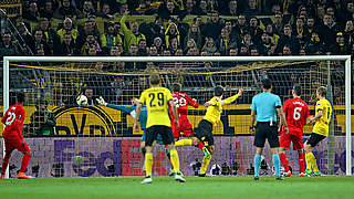 Hält den BVB im Rennen ums Halbfinale: Mats Hummels (4.v.r.) köpft zum 1:1 © 2016 Getty Images