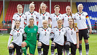 Die deutschen U 19-Frauen nehmen Aufstellung vor dem Spiel gegen Aserbaidschan. © 2016 Getty Images