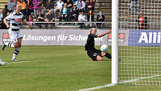 Eins von drei Toren im Auftaktpiel gegen Gladbach: FFC-Angreiferin Mandy Islacker (r.) © imago