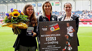 Ehrung für ein starkes Länderspieljahr: Nationalspielerin Lena Goeßling (M.) © Getty Images
