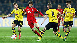 Kein Sieger im Topspiel: Marcel Schmelzer (l.) gegen Bayerns Thomas Müller (2.v.l.) © Getty Images