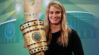 Rodlerin Nathalie Geisenberger trägt den Pokal ins Olympiastadion: 