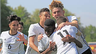 Mit der U 16 gegen Wales: Fabrice Hartmann (u.r.), Ole Pohlmann (o.r) und Co. © Getty Images