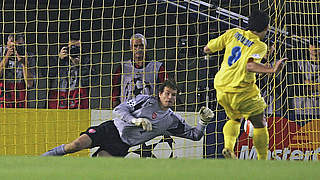 Parade fürs Finale 2006: Arsenal-Keeper Lehmann (l.) hält gegen Villarreals Riquelme © Getty Images