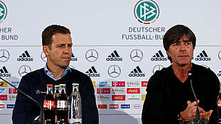 Nehmen Platz auf dem Podium in der Französischen Botschaft in Berlin: Bierhoff (l.), Löw © Getty Images