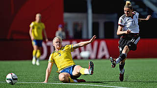 Deutscher Sieg im WM-Achtelfinale 2015: Schwedens Nilla Fischer gegen Anja Mittag (r.) © Getty Images