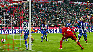 13. Saisontor zur Bayern-Führung: Thomas Müller (3.v.l.) trifft auch gegen die Hertha © Getty Images