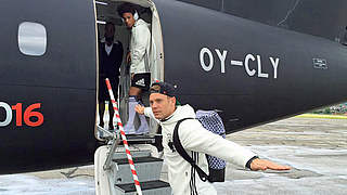Abflug von Annecy in Richtung Lille: Manuel Neuer (v.) und die Nationalmannschaft © DFB