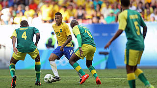Einer gegen alle: Kein Durchkommen für Brasiliens Superstar Neymar (2.v.l.) © Getty Images