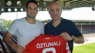 Fünfjahresvertrag in Mainz: Levin Öztunali (l.) mit Sportdirektor Rouven Schröder © FSV Mainz 05