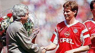 Abschied mit Blumen: Weltmeister Stefan Reuter wechselt 1991 von München nach Turin © imago