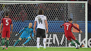 Pfosten statt Torjubel: Cristiano Ronaldo (r.) scheitert vom Punkt © Getty Images