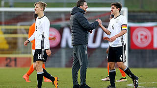 Mit Schwung ins zweite Spiel: Jano Baxmann (l.) und Coach Meikel Schönweitz © Getty Images