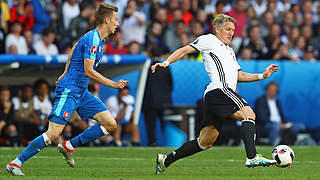 16. Einsatz bei einer EM: Bastian Schweinsteiger (r.) gegen die Slowakei © Getty Images