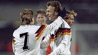 Trainingsjacke aus, Einwechslung, Tor: Andreas Thom (v.) jubelt 1990 gegen die Schweiz © Bongarts/Getty Images