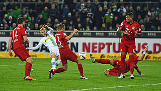 Der Anfang vom Ende für die Münchner Bayern: Oscar Wendt (2.v.l.) trifft zum 1:0 © Getty Images