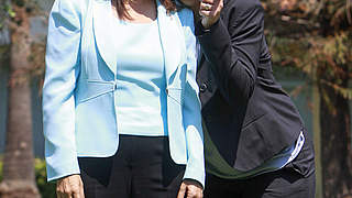 Plausch mit Mexikos First Lady: Margarita Zavala (l.) und Steffi Jones © Bongarts/GettyImages