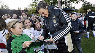 Autogramme, Fotos und mehr: Angerer und die DFB-Frauen präsentieren sich den Fans © Bongarts/GettyImages
