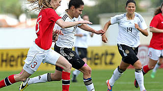 Einen Schritt schneller: Torschützin Okoyino da Mbabi (M.) im Duell mit Christensen (l.) © Bongarts/GettyImages