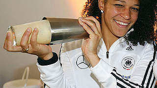 Gut geschüttelt: Celia Okoyino da Mbabi beim DFB-Showkochen © Bongarts/GettyImages