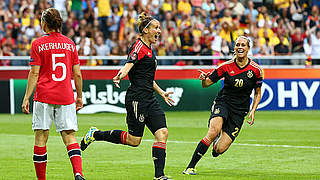 Jubel nach dem erlösenden Tor: Anja Mittag (l.) und Lena Goeßling drehen ab © Bongarts/GettyImages