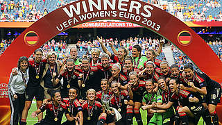 Achter EM-Triumph: die DFB-Frauen mit dem Pokal © Bongarts/GettyImages